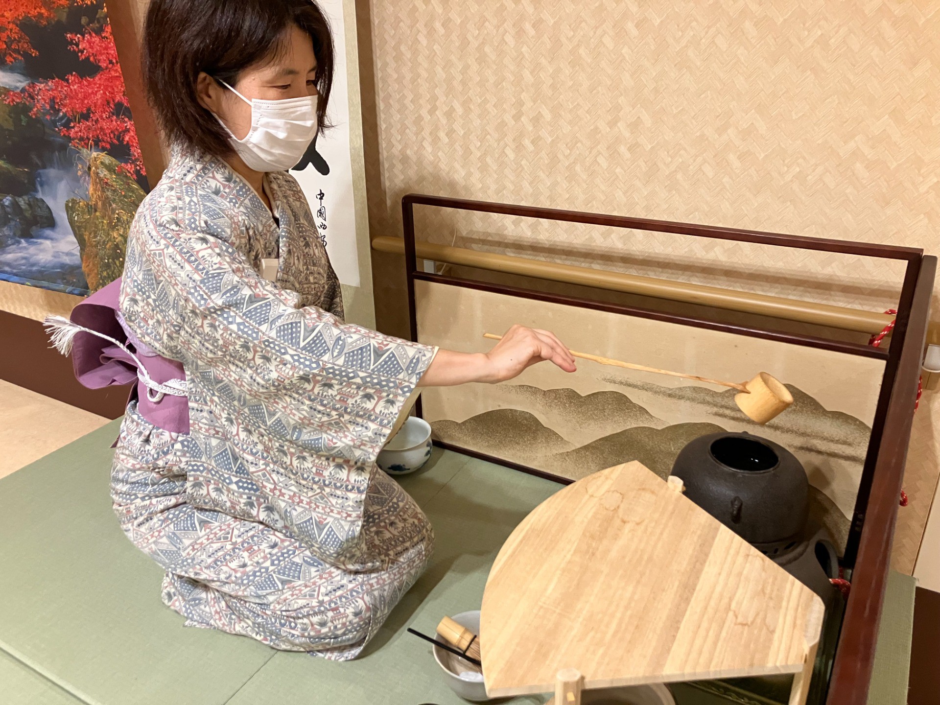 イルアカーサの秋のお茶会に用意した茶釜や水指などの茶道具  Traditional tea utensils prepared for Iruacasa’s autumn tea gathering
